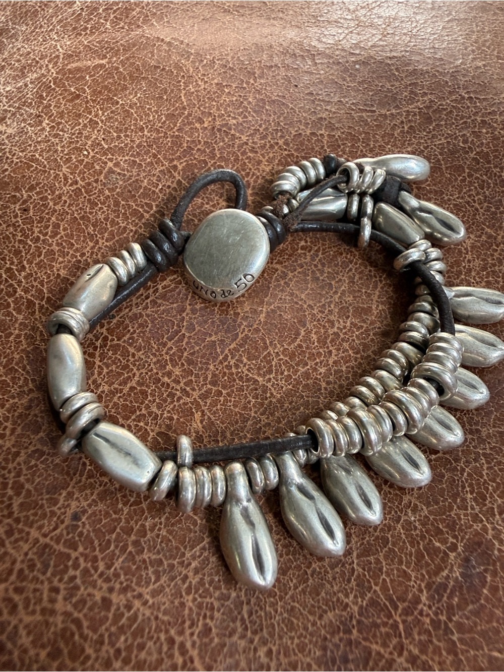UNO de 50 bracelet Leather and silver-plated bracelet . Signature design.